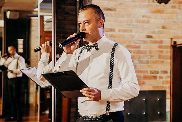 Konferansjer z mikrofonem podczas przemowy