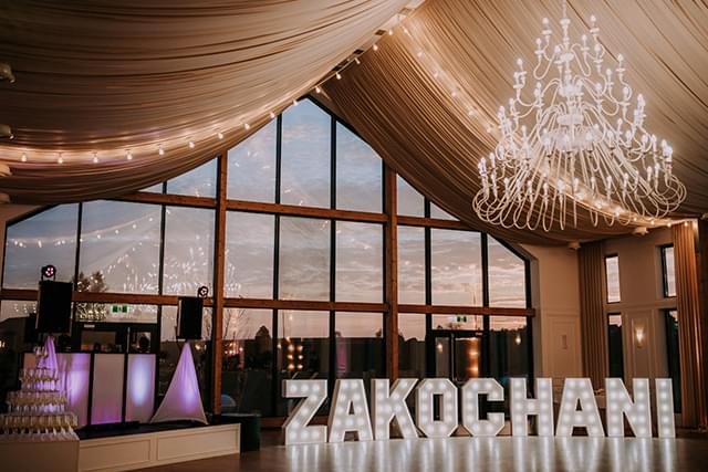 Zdjęcie udekorowanej sali weselnej